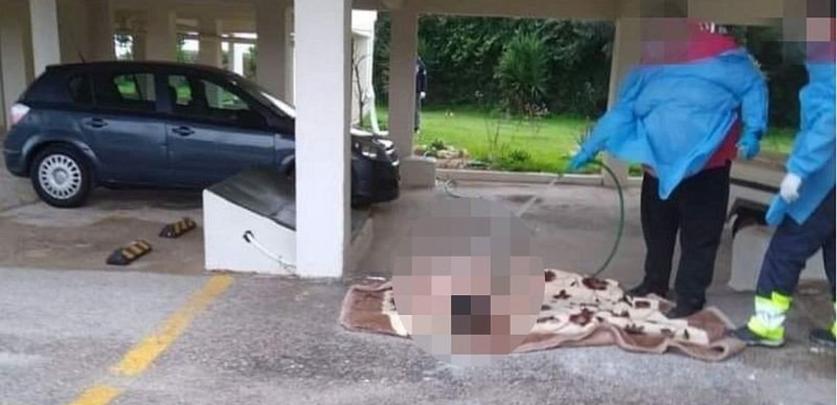 Ωρωπός: Εισαγγελική έρευνα για το πλήρωμα ασθενοφόρου που έπλυνε με λάστιχο γυμνή γυναίκα σε πυλωτή - Απολύεται ο ένας εκ των δύο υπαλλήλων