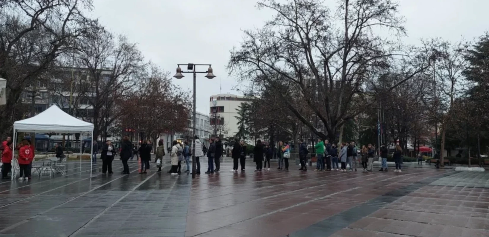 Λάρισα: Στην ουρά για να δώσουν αίμα, ακόμα και με βροχή (βίντεο)