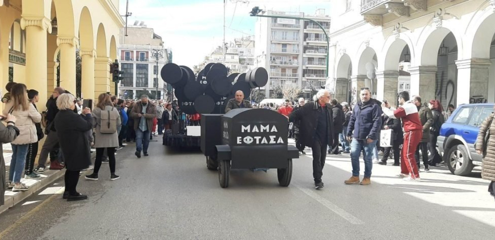 Συγκλονιστικές στιγμές στην Πάτρα: Υπό τους πένθιμους ήχους της δημοτικής μπάντας χιλιάδες στους δρόμους για τα Τέμπη (φωτ.)