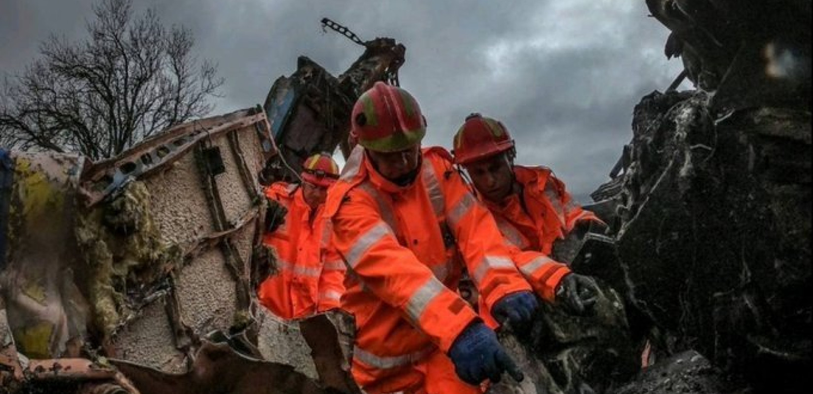 H φωτογραφία της Πυροσβεστικής για τα Τέμπη: «Με κάθε μέσο, με όλες μας τις δυνάμεις»