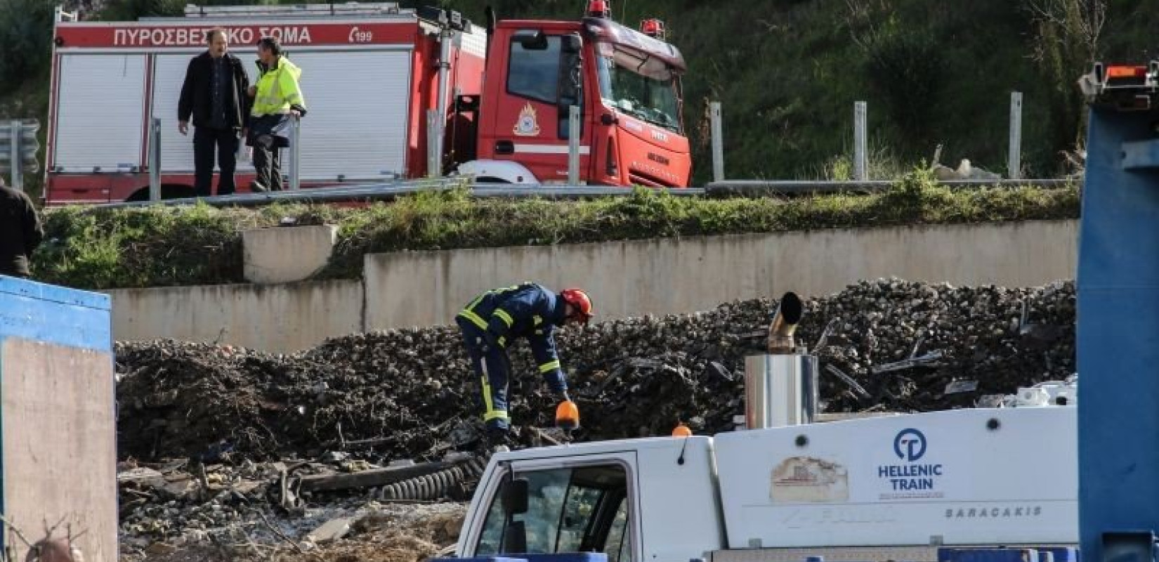 Τέμπη: Πατέρας θύματος μηνύει τον Κώστα Καραμανλή - Nέα εξέταση DNA ζητούν οι οικογένειες των θυμάτων (βίντεο)