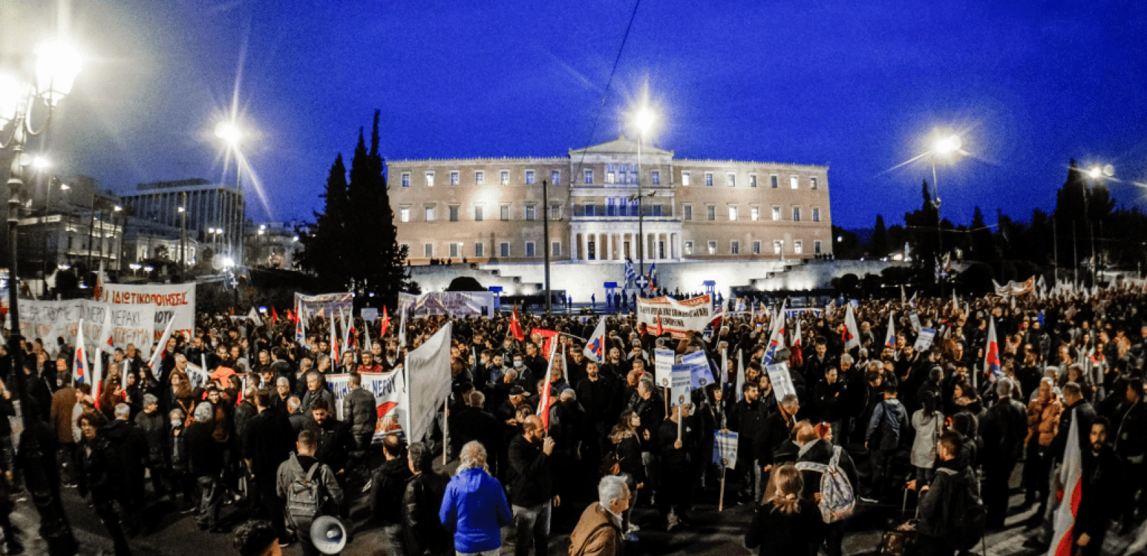 Οργή λαού στο Σύνταγμα για το νομοσχέδιο ιδιωτικοποίησης του νερού (φωτ.)