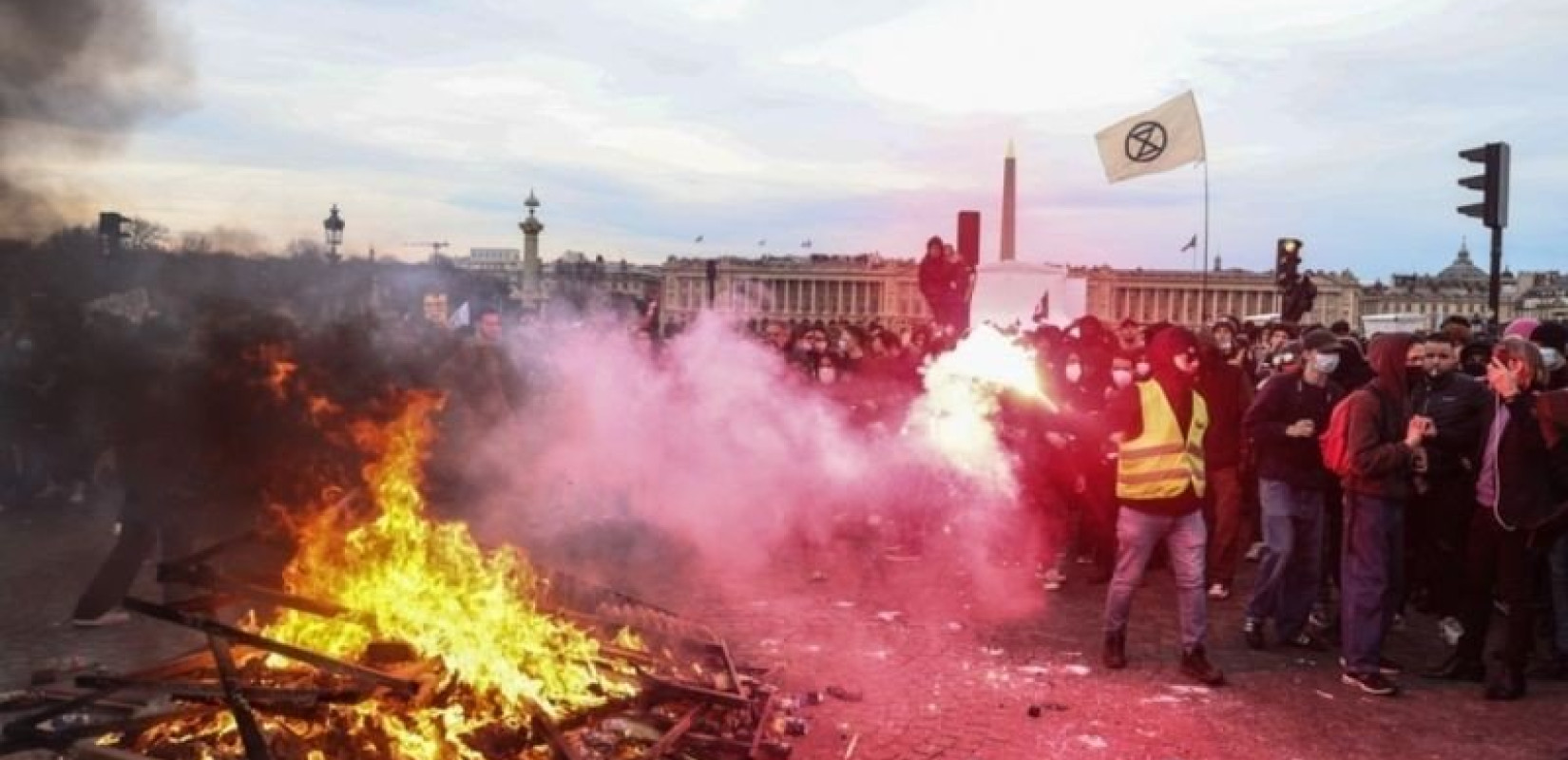 «Ομολογία αδυναμίας, αποτυχία και υποκρισία»: Σφοδρή κριτική του γαλλικού Τύπου στον Μακρόν για το συνταξιοδοτικό