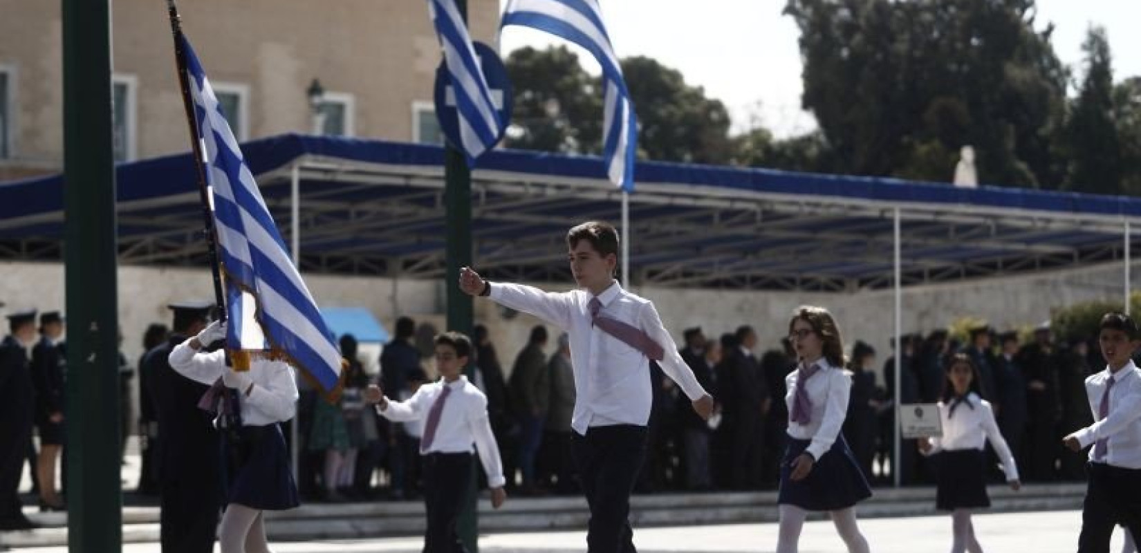 Ξεκίνησε η μαθητική παρέλαση στο κέντρο της Αθήνας για τον εορτασμό της 25ης Μαρτίου	