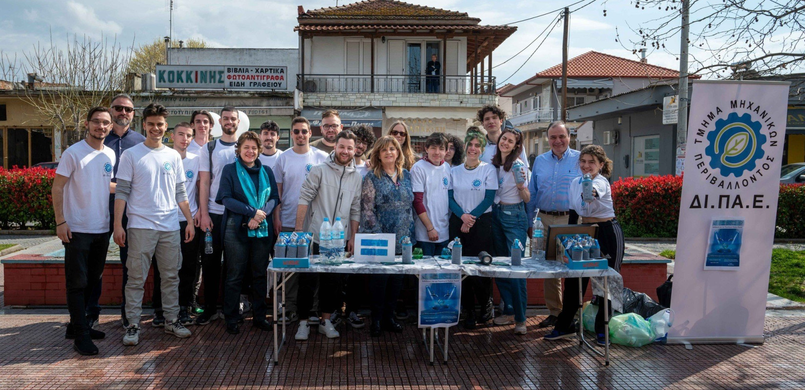 Πήγαν στην ανακύκλωση πλαστικά μπουκάλια και πήραν δώρο γυάλινα παγούρια