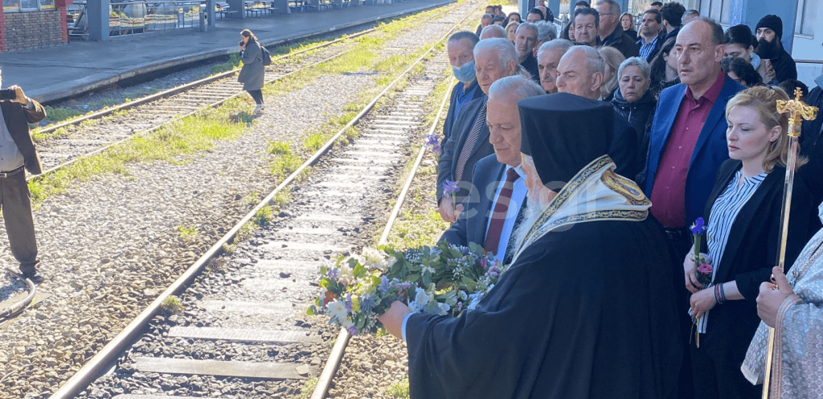 Τέμπη: Επιμνημόσυνη δέηση και τρισάγιο στον σιδηροδρομικό σταθμό Θεσσαλονίκης (βίντεο)