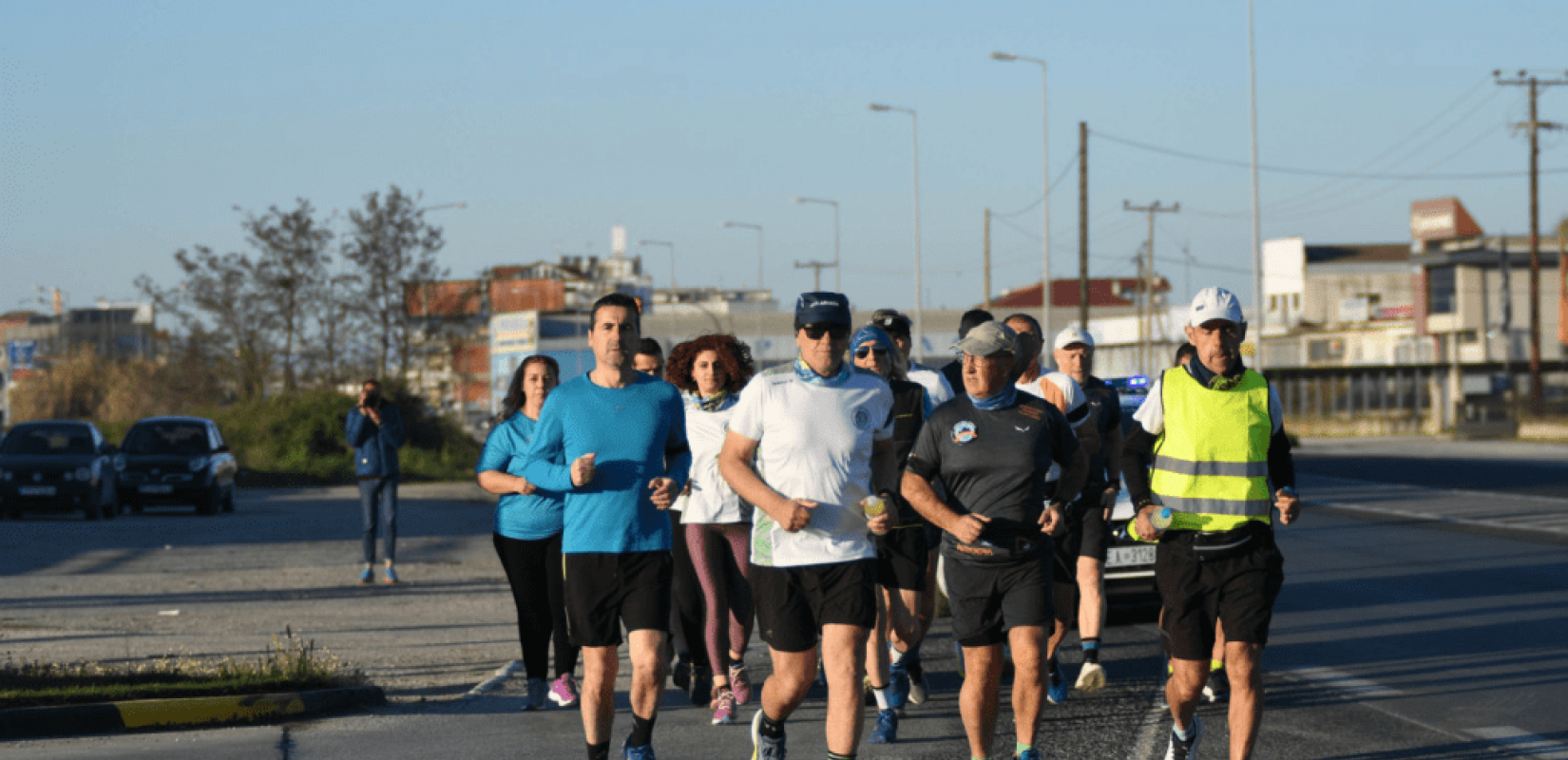 Με πένθος στο μπράτσο Λαρισαίοι έτρεξαν από την πόλη μέχρι το σημείο του εγκλήματος στα Τέμπη (φωτ.)