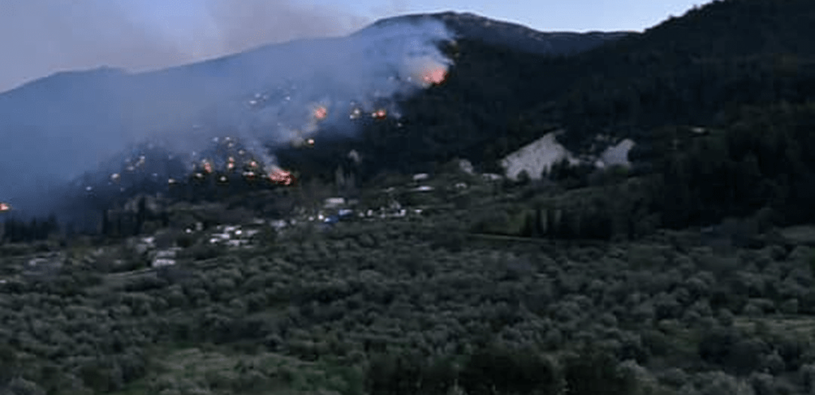 Σε εξέλιξη φωτιές σε Δερβένι Κορινθίας και Μενδενίτσα Φθιώτιδας - Μεγάλη κινητοποίηση της Πυροσβεστικής (βίντεο)