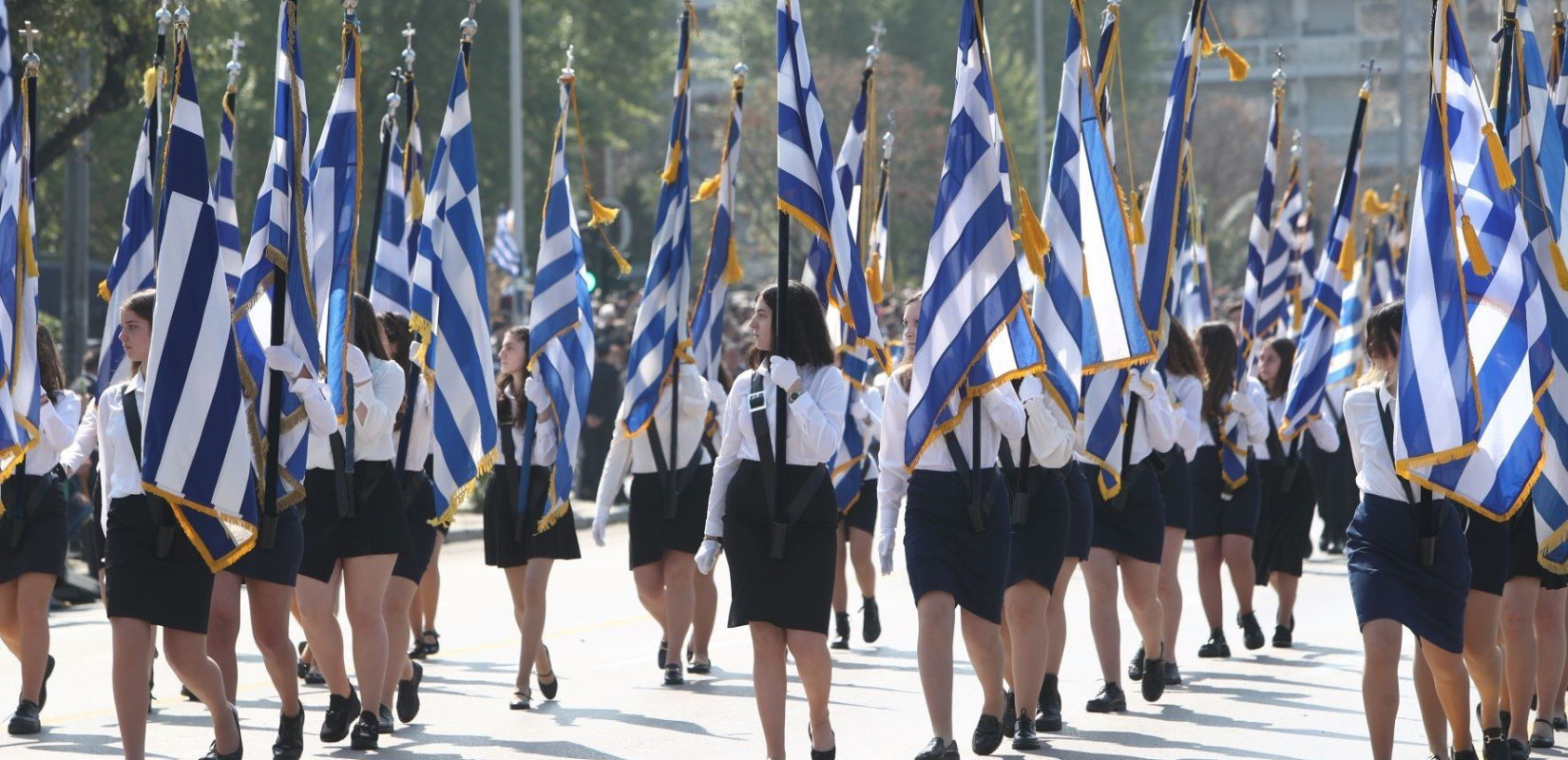 Θεσσαλονίκη: 22 σχολεία σήκωσαν ψηλά τη σημαία στην παρέλαση - Διαμαρτυρία φοιτητών για τα Τέμπη με μαύρα μπαλόνια