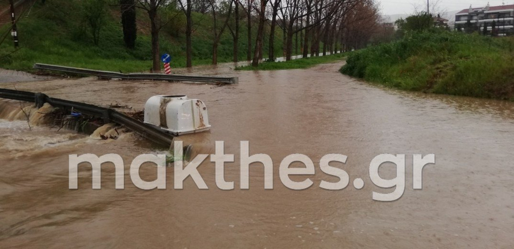 Θεσσαλονίκη: Πλημμύρισε το ρέμα της Πυλαίας εξαιτίας της κακοκαιρίας - Δείτε βίντεο και φωτογραφίες﻿