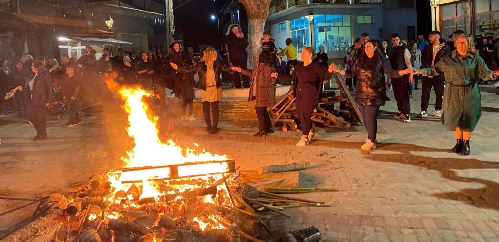 Στην Τούμπα του Κιλκίς αναβίωσε το έθιμο της λαμπαδηδρομίας 