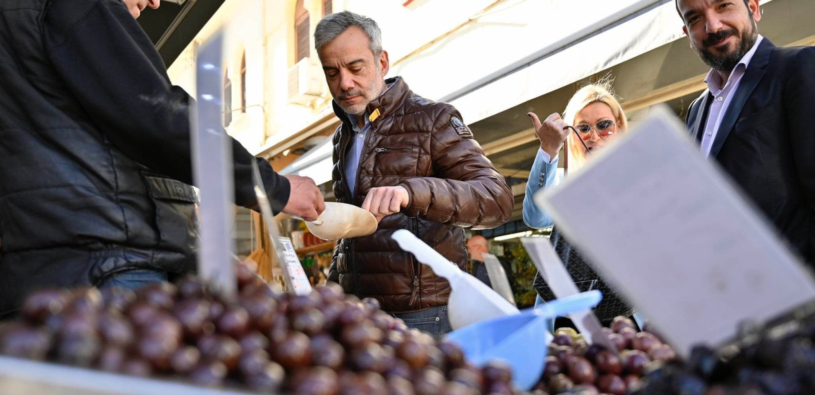 Βόλτα Ζέρβα στην αγορά της Θεσσαλονίκης για τα... ψώνια της τελευταίας στιγμής 