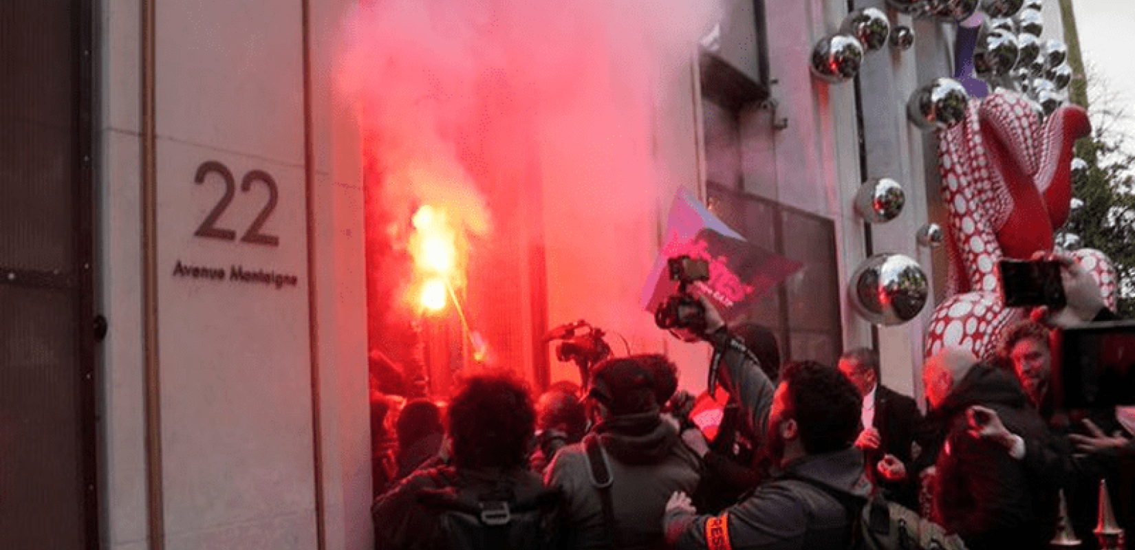 Γαλλία: Οργισμένοι πολίτες εισέβαλαν στα γραφεία της Louis Vuitton - «Να πληρώσουν οι δισεκατομμυριούχοι» (βίντεο)