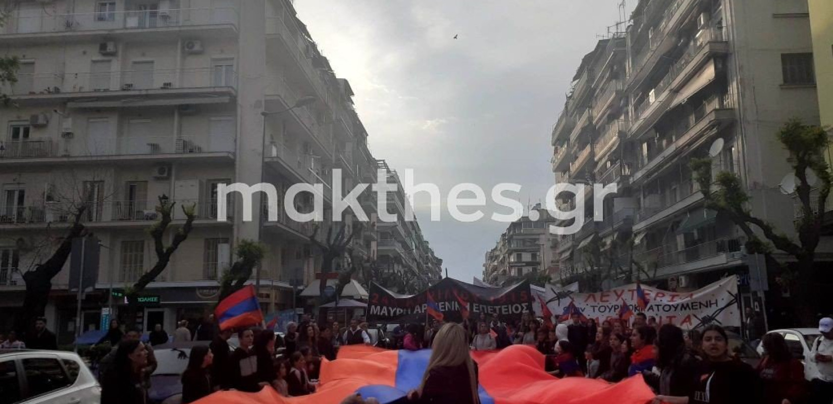 Θεσσαλονίκη: Με συνθήματα και τραγούδια έξω από το τουρκικό προξενείο τιμήθηκαν τα θύματα της Γενοκτονίας των Αρμενίων (βίντεο & φωτ.)