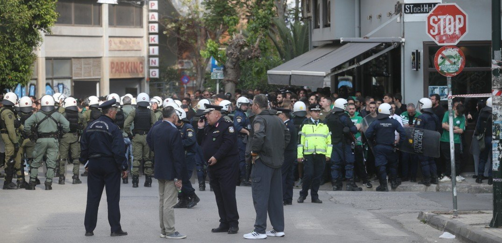 Super League: Επεισόδια και δακρυγόνα έξω από το γήπεδο της Λεωφόρου, αποθέωση για την ΑΕΚ στο ξενοδοχείο (βίντεο)