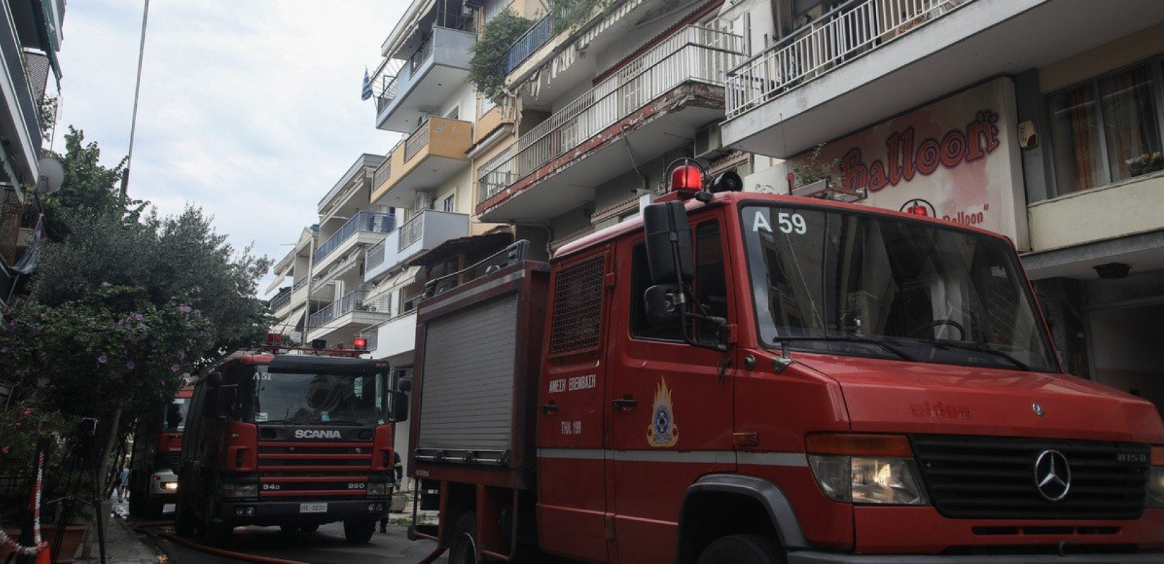 Λάρισα: Εκρήξεις σε πυλωτή πολυκατοικίας τα ξημερώματα (φωτ.)