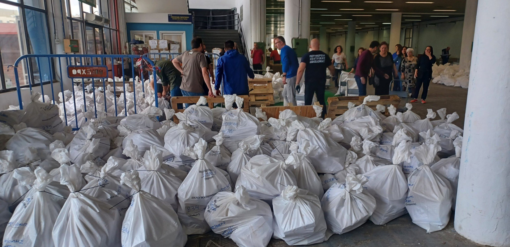 Στο «φουλ» οι μηχανές για την προετοιμασία των εκλογών - Θα στηθούν 3.357 εκλογικά τμήματα στους 38 δήμους της περιφέρειας