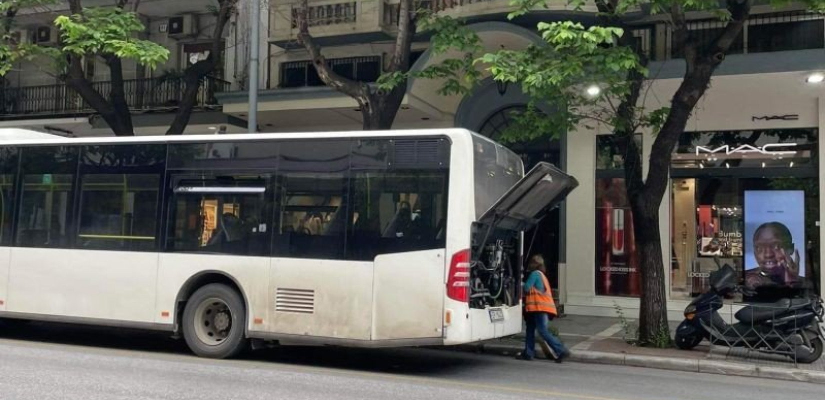 Λεωφορείο έμεινε στο κέντρο της Θεσσαλονίκης (φωτ.)