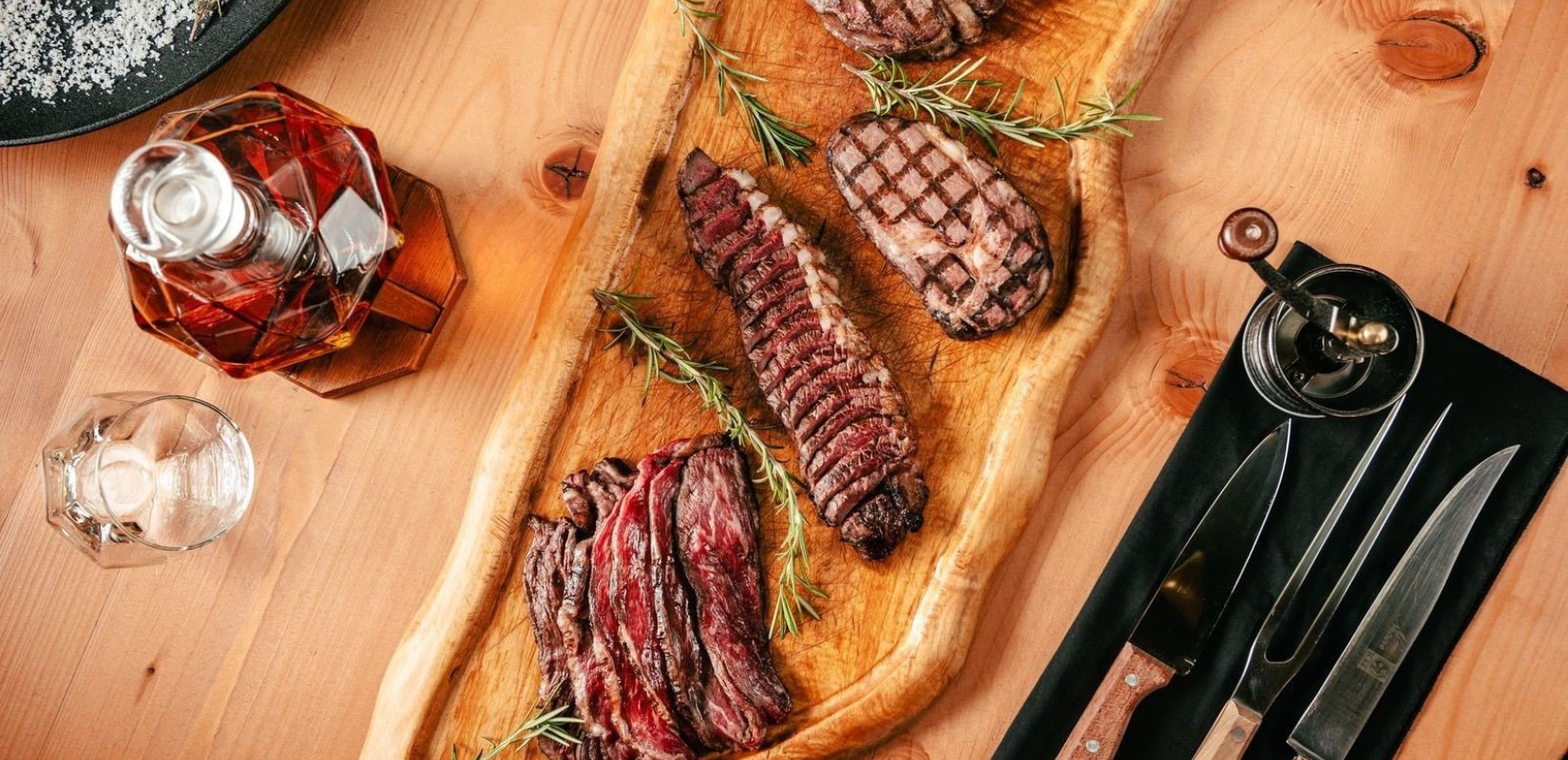 Pepper & Backroom: Το all day bar restaurant με θέα στο Θερμαϊκό, που «παντρεύει» ιταλική κι αργεντίνικη κουζίνα