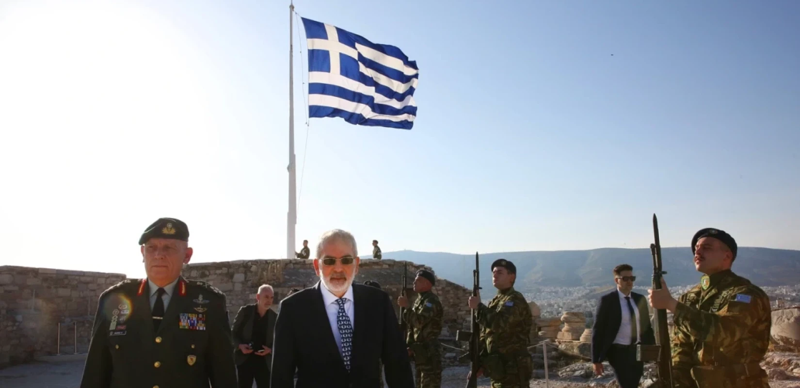 Στην έπαρση της σημαίας στην Ακρόπολη ο Ι. Σαρμάς (φωτ.)