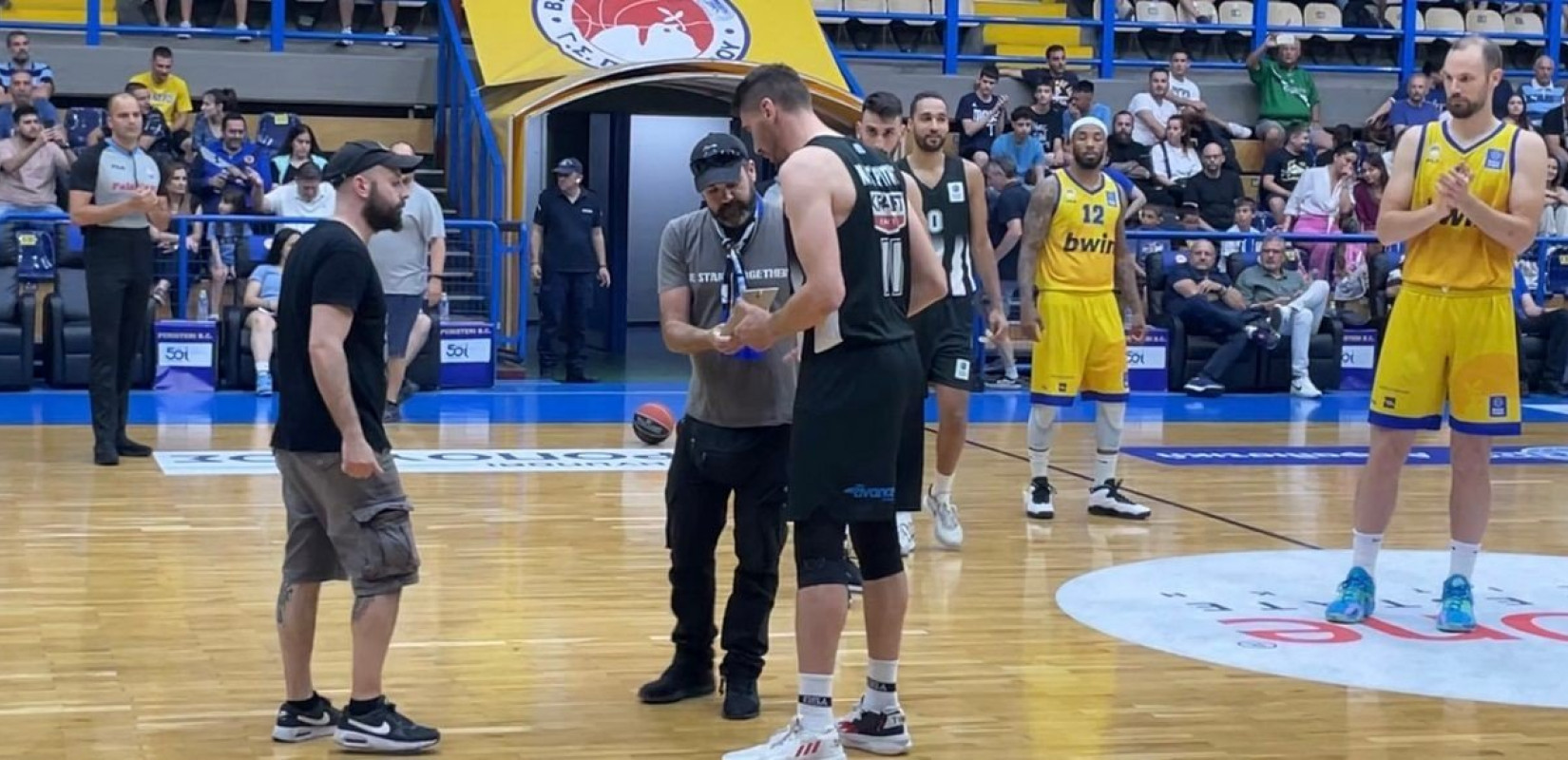 Μπάσκετ: Οι οργανωμένοι οπαδοί του Περιστερίου τίμησαν τον αρχηγό του ΠΑΟΚ, Βαγγέλη Μαργαρίτη (βίντεο)