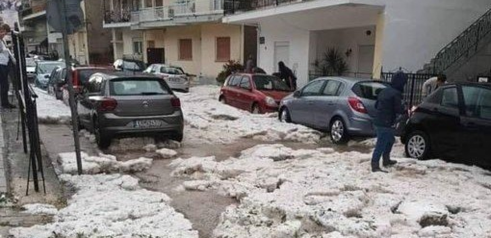 «Έστρωσε» χαλάζι στα Ιωάννινα - Σφοδρή κακοκαιρία έπληξε την πόλη (βίντεο, φωτ.)