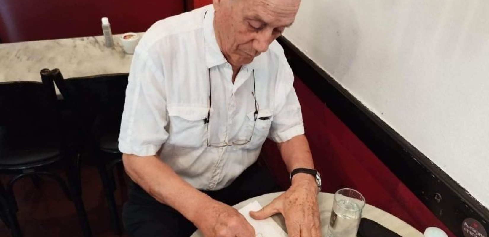 Θεσσαλονίκη: Αυτοδίδακτος σκιτσογράφος και ταχυδακτυλουργός ετών 90 εκθέτει τα πορτρέτα του επί χάρτου (φωτ.)