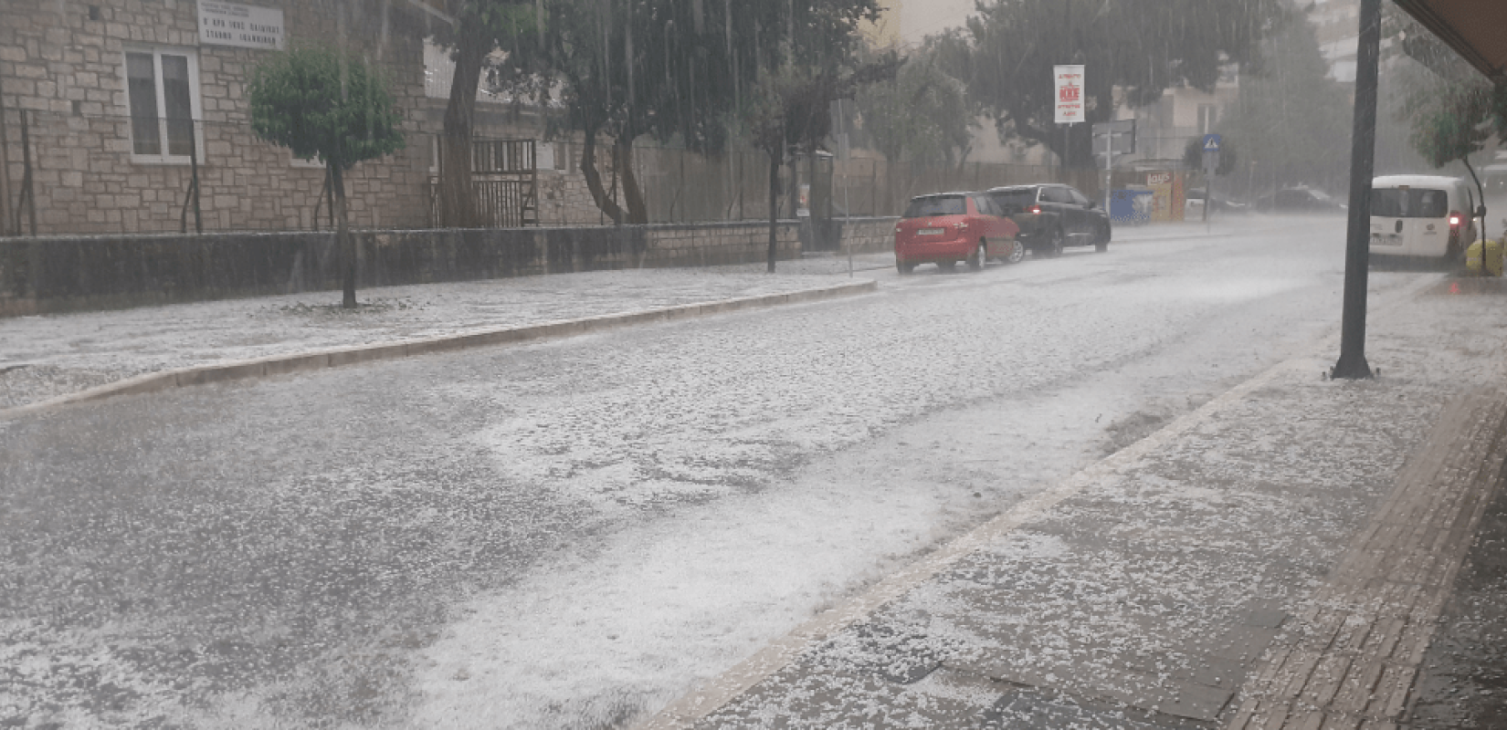 Άσπρισαν τα Τρίκαλα Κορινθίας από το χαλάζι - Δείτε βίντεο