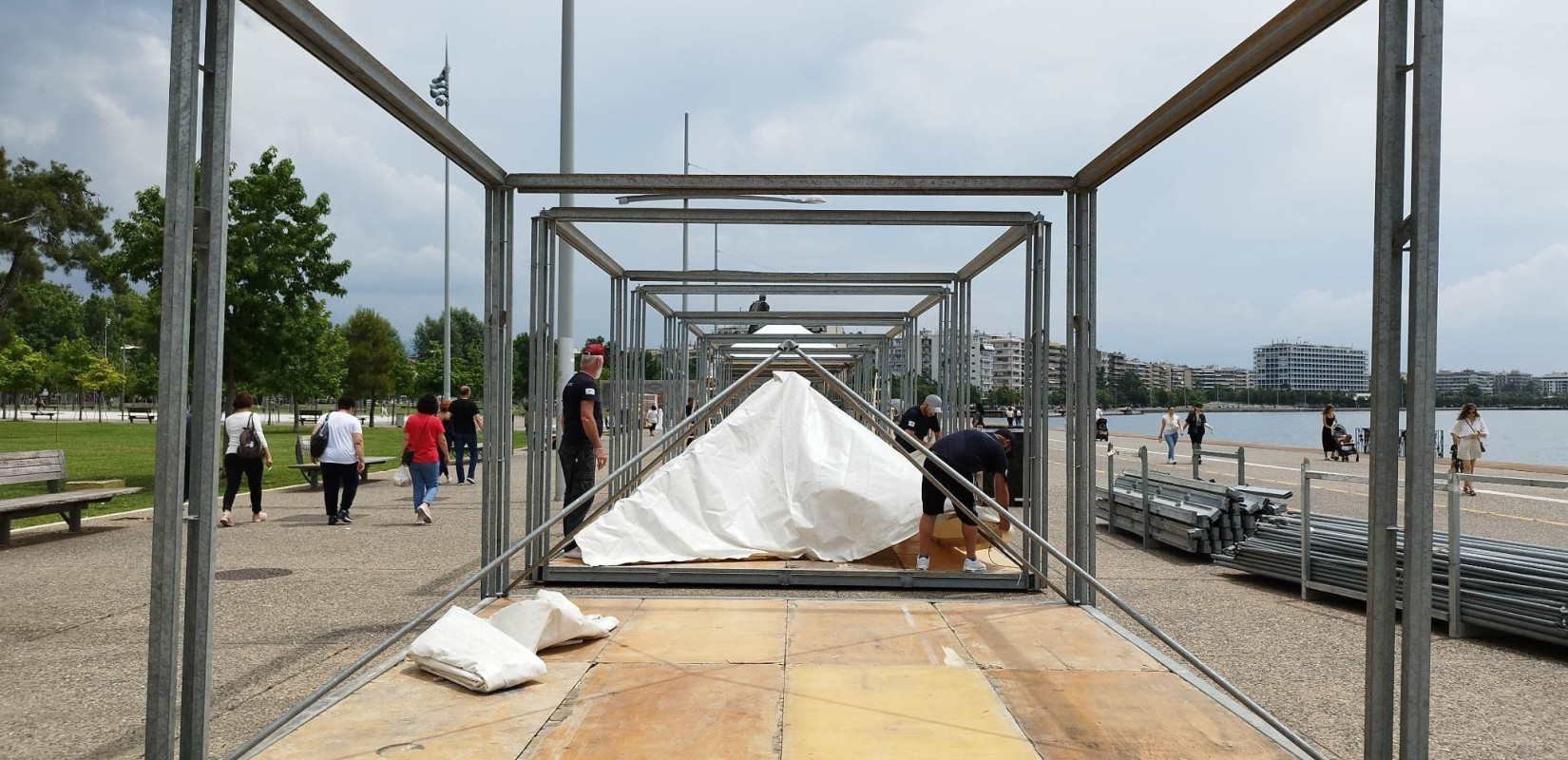 Το Φεστιβάλ Βιβλίου Θεσσαλονίκης «δεν μασάει» από βροχές και έρχεται δριμύτερο (φωτ.)