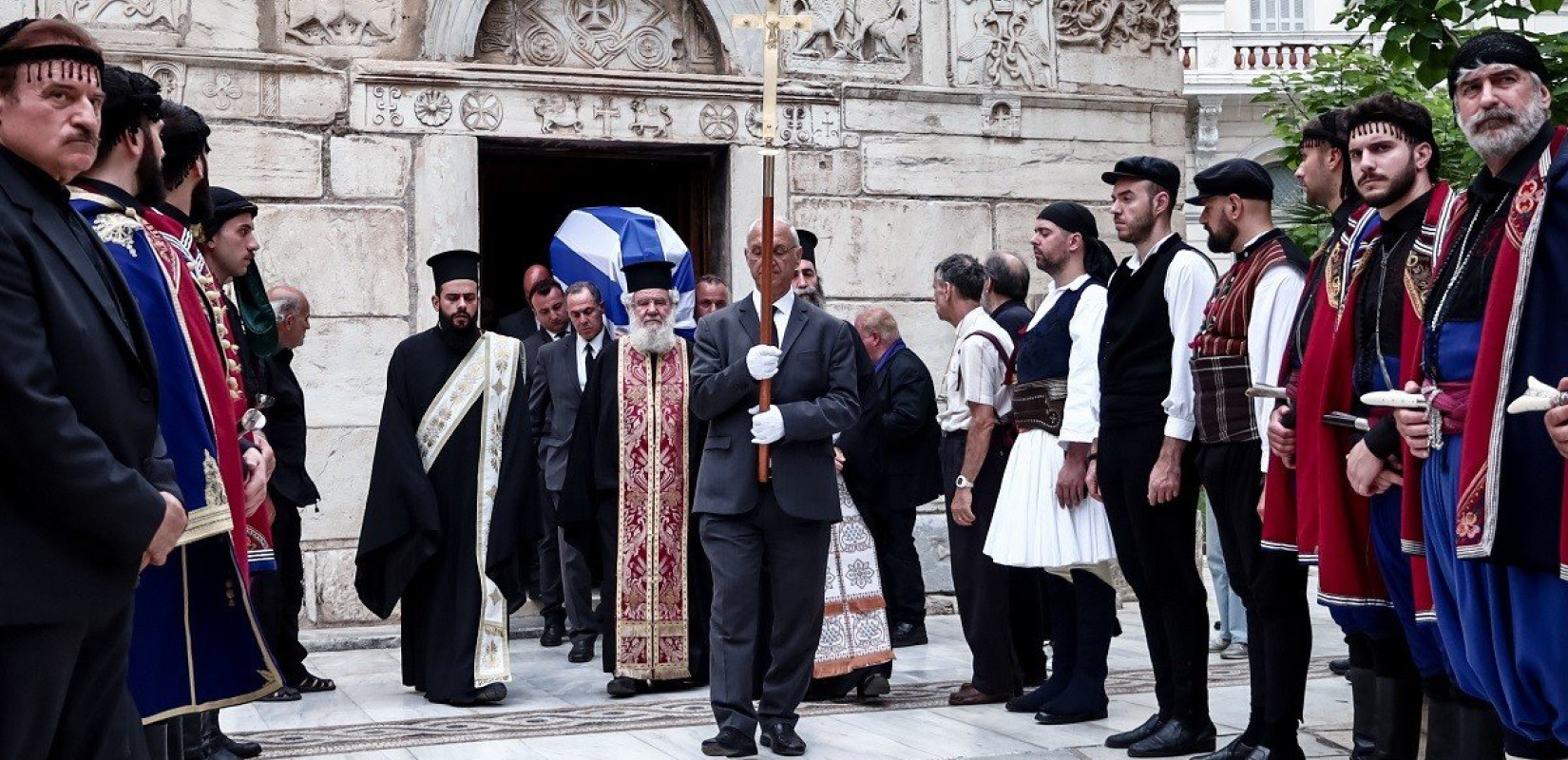 Τελευταίο χειροκρότημα στον Γιάννη Μαρκόπουλο παρουσία πλήθους κόσμου και πολιτικών αρχηγών - Δείτε φωτογραφίες