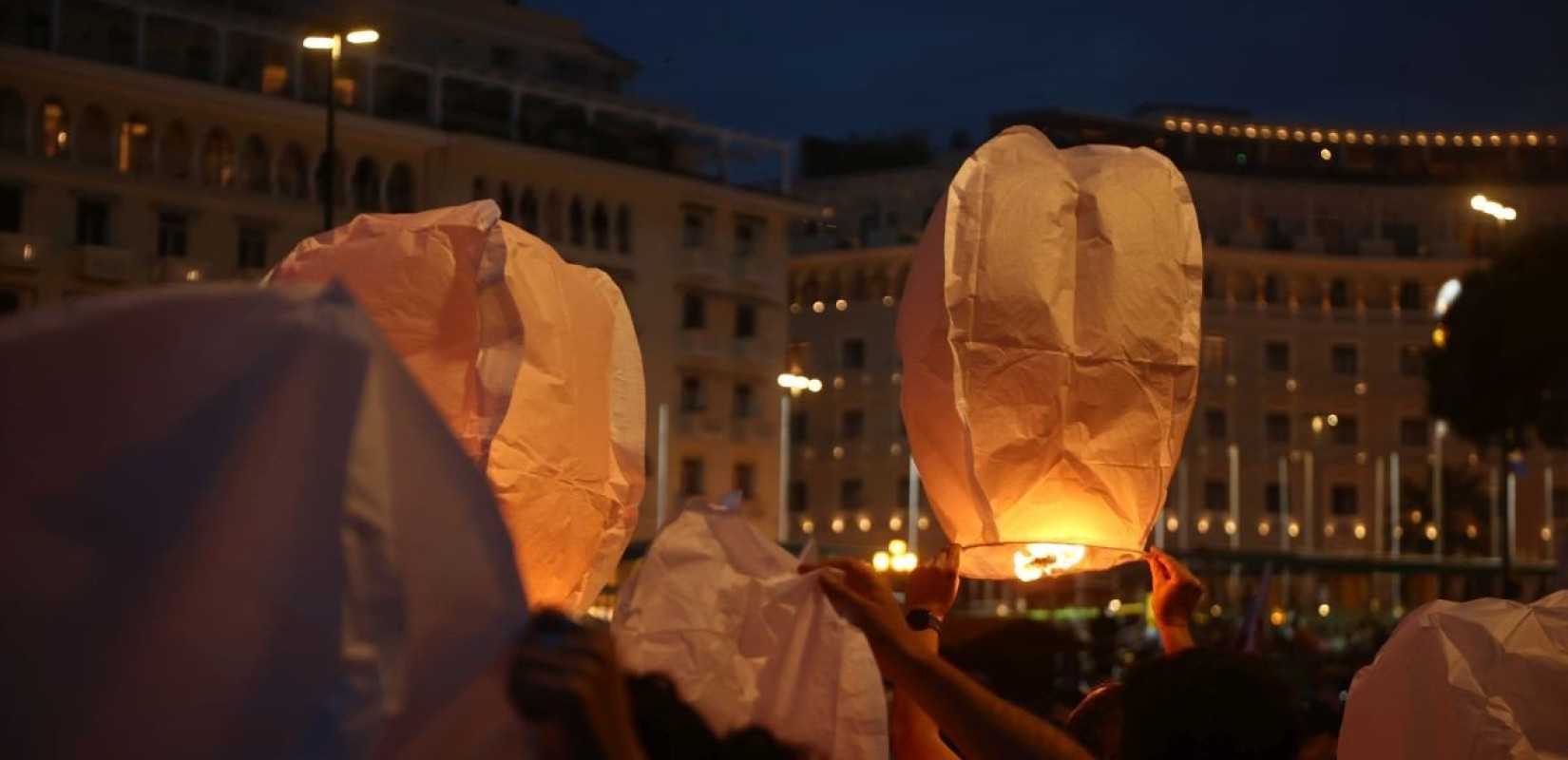 Θεσσαλονίκη: Πορεία, συνθήματα, φαναράκια και λίγα λουλούδια στο Θερμαϊκό για την τραγωδία στην Πύλο (βίντεο & φωτ.)