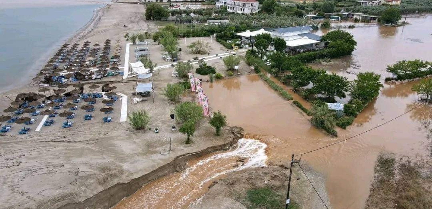 Χαλκιδική: Πλημμύρισαν οι Καλύβες, υπερχείλισε ο χείμαρρος Γκριντίσης