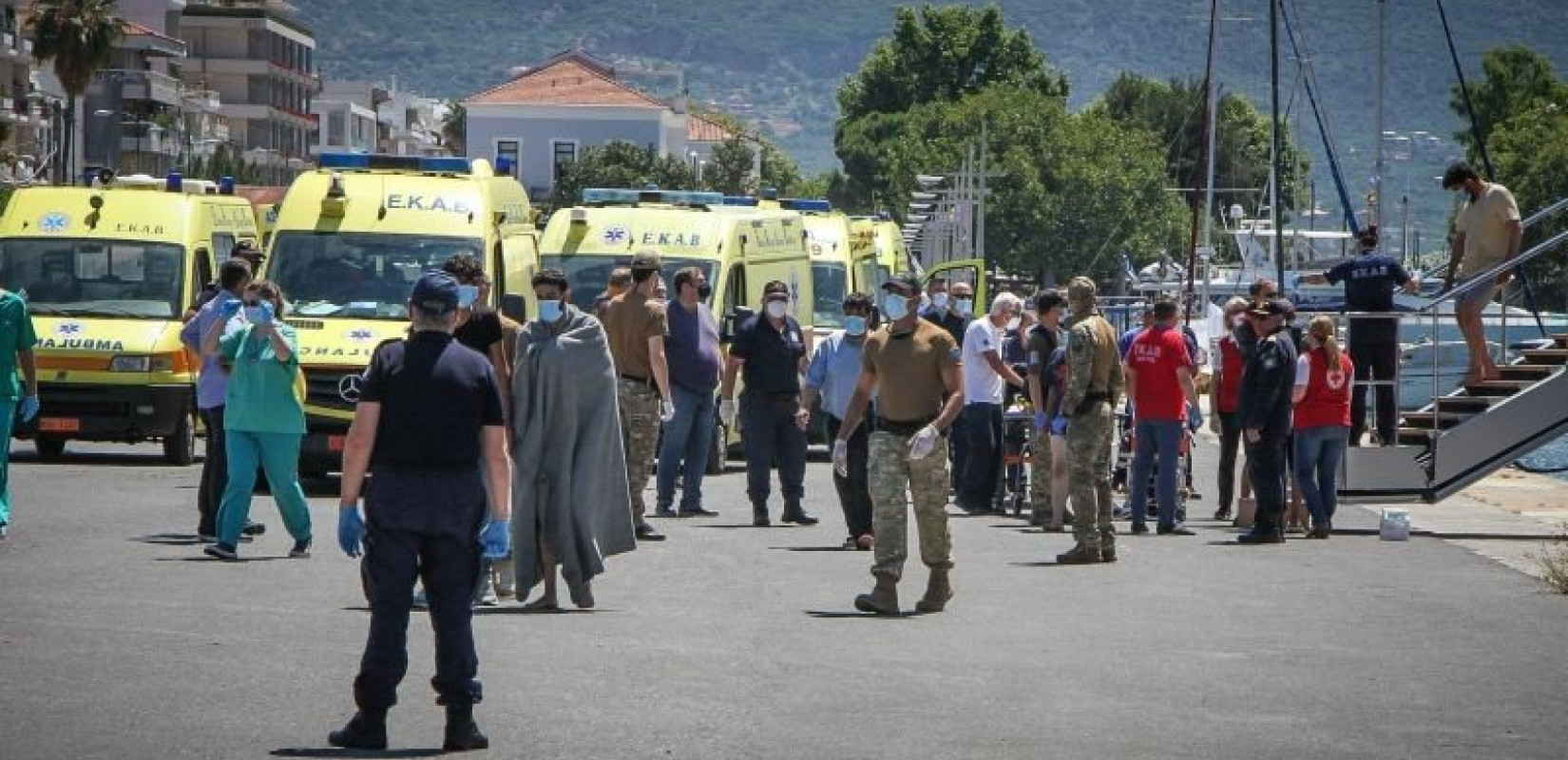 Ναυάγιο στην Πύλο: Συγγενείς των μεταναστών φτάνουν στην Καλαμάτα αναζητώντας τους ανθρώπους τους (βίντεο)