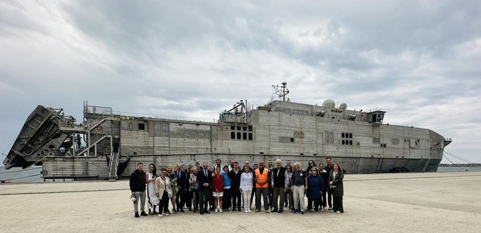 «Έδεσε» στην Αλεξανδρούπολη το θηριώδες αμερικανικό «USNS Yuma» (φωτ.)