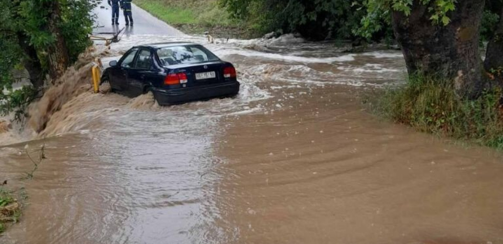 Θεσσαλονίκη: Υπερχείλισε το φράγμα Θέρμης - Πλημμύρισαν σπίτια και χωράφια σε Βασιλικά και Τριάδι (βίντεο & φωτ.)