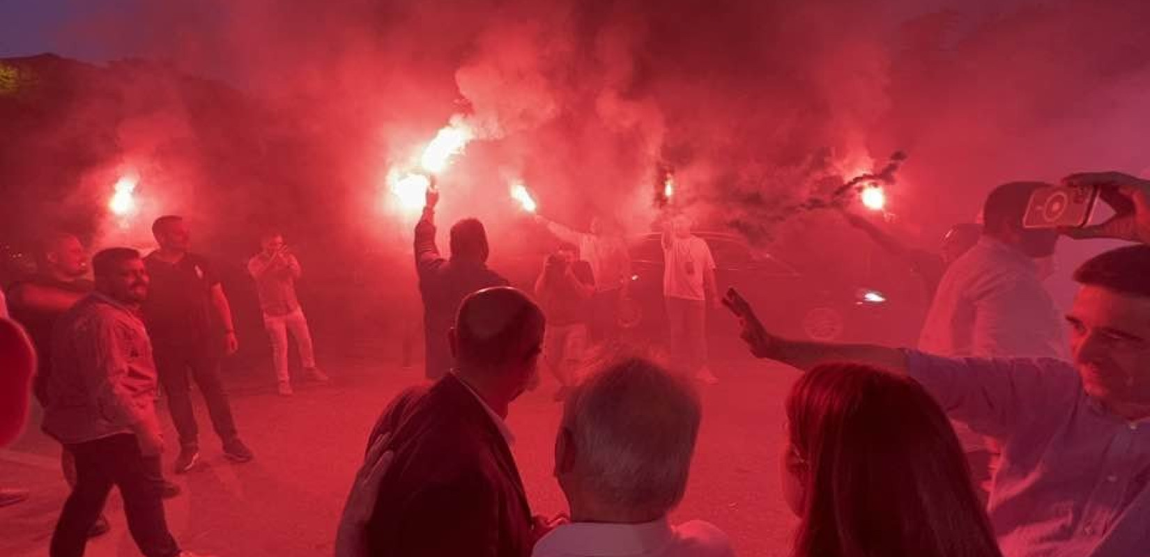 Θεσσαλονίκη: Πανηγυρισμοί και συνθήματα έξω από τα κεντρικά γραφεία της Νέας Δημοκρατίας (βίντεο)