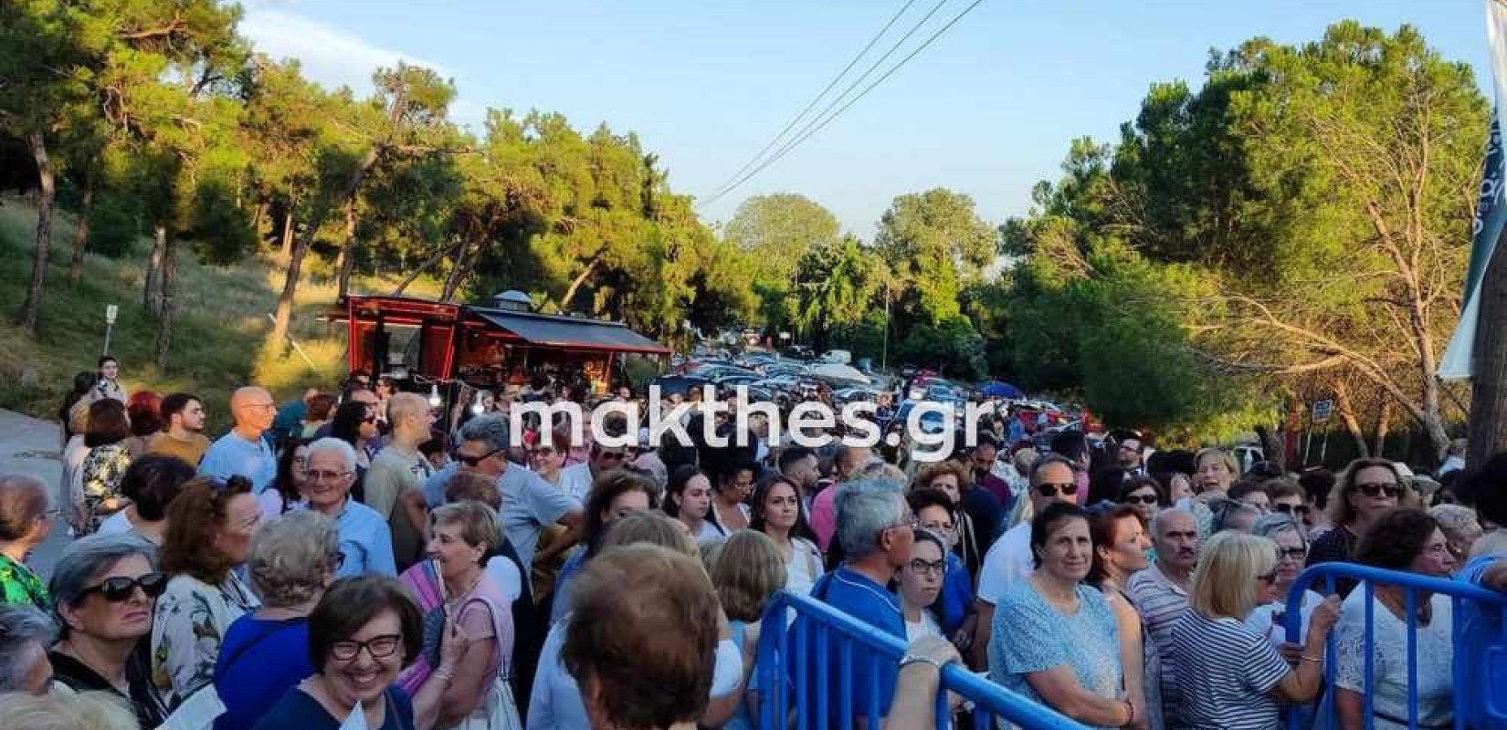 Τεράστια ουρά στο Θέατρο Δάσους για τις Τρωάδες του ΚΘΒΕ (φωτ.)