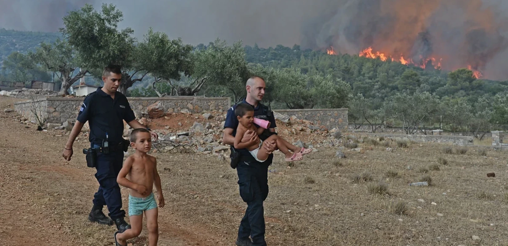 Μάνδρα: Αστυνομικοί παίρνουν στα χέρια παιδιά από τον Άγιο Χαράλαμπο (βίντεο)