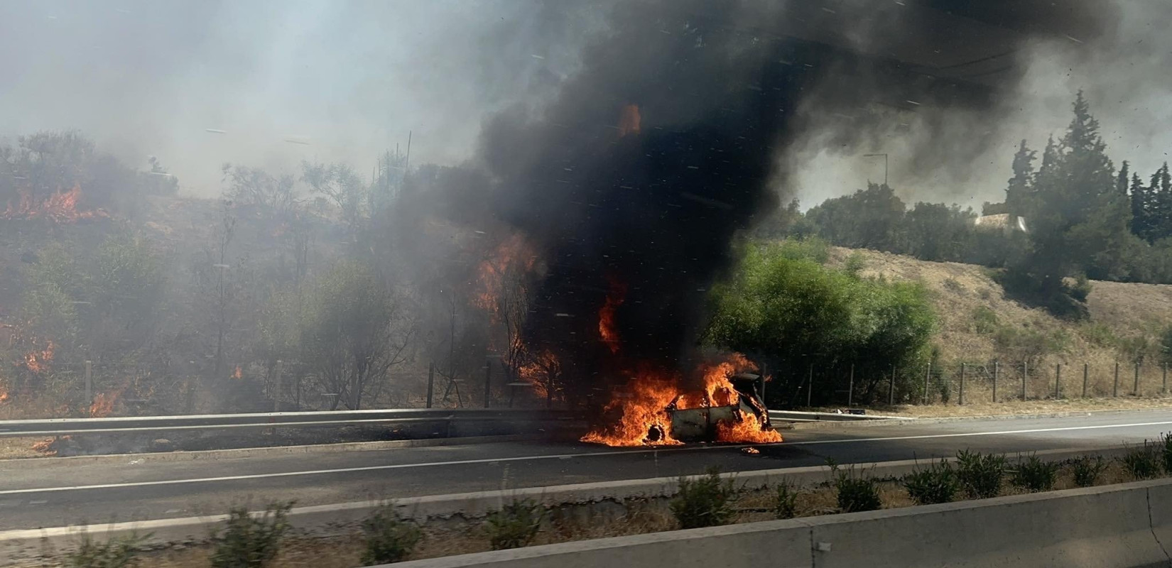 Φωτιά σε εν κινήσει όχημα στην Εθνική Οδό στο Σχηματάρι (Φωτ.)