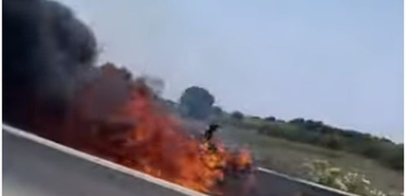 Χαλκιδική: Στις φλόγες αυτοκίνητο λίγο μετά την Ποτίδαια - Κάηκε ολοσχερώς (βίντεο)
