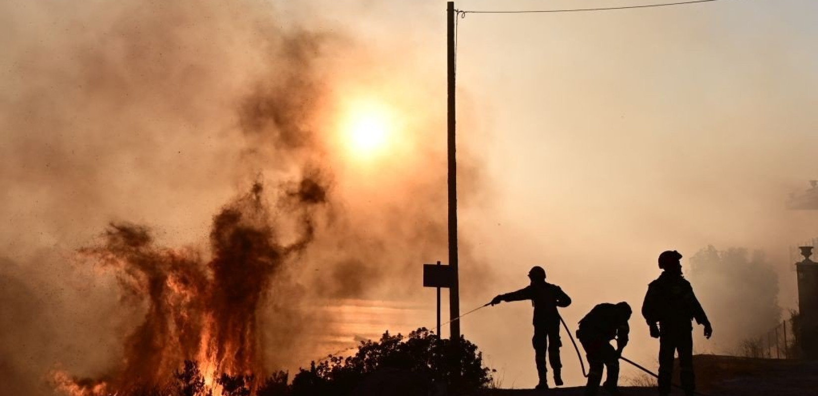 Αδιάκοπη η μάχη των πυροσβεστών στα πύρινα μέτωπα σε Ανατολική Αττική, Βοιωτία, Λουτράκι και Δερβενοχώρια