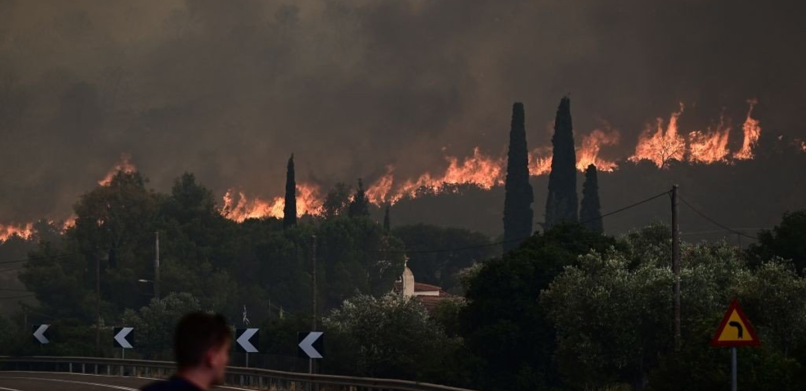 Πύρινος εφιάλτης σε Δυτική Αττική, Λουτράκι και Ρόδο: Αναζωπύρωση στην Οινόη λόγω ισχυρών ανέμων