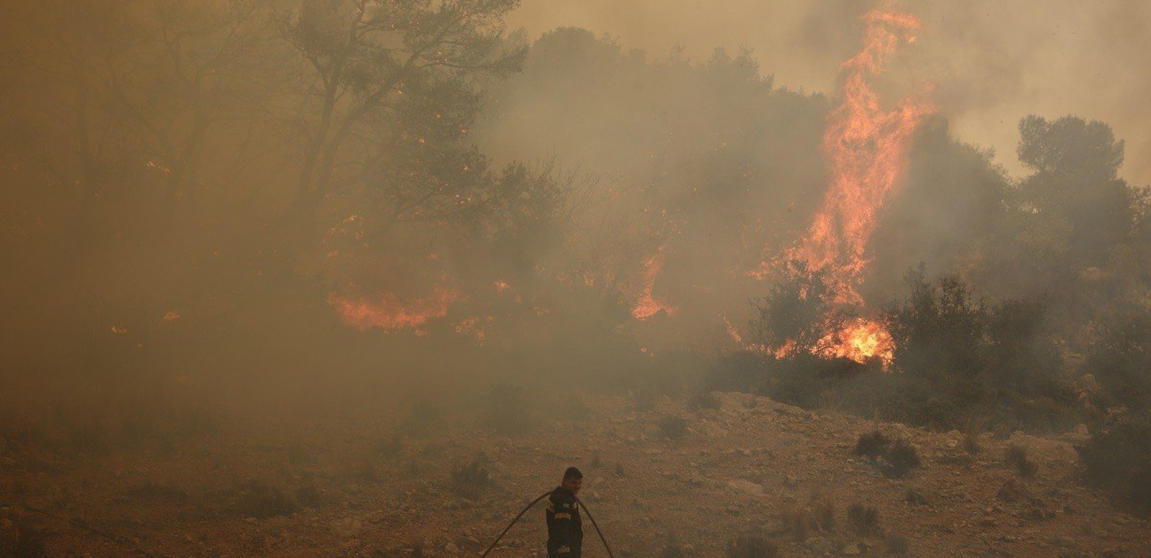 Συνεχείς αναζωπυρώσεις στην Αττική - Και οι Ένοπλες Δυνάμεις στα μέτωπα των πυρκαγιών (βίντεο)