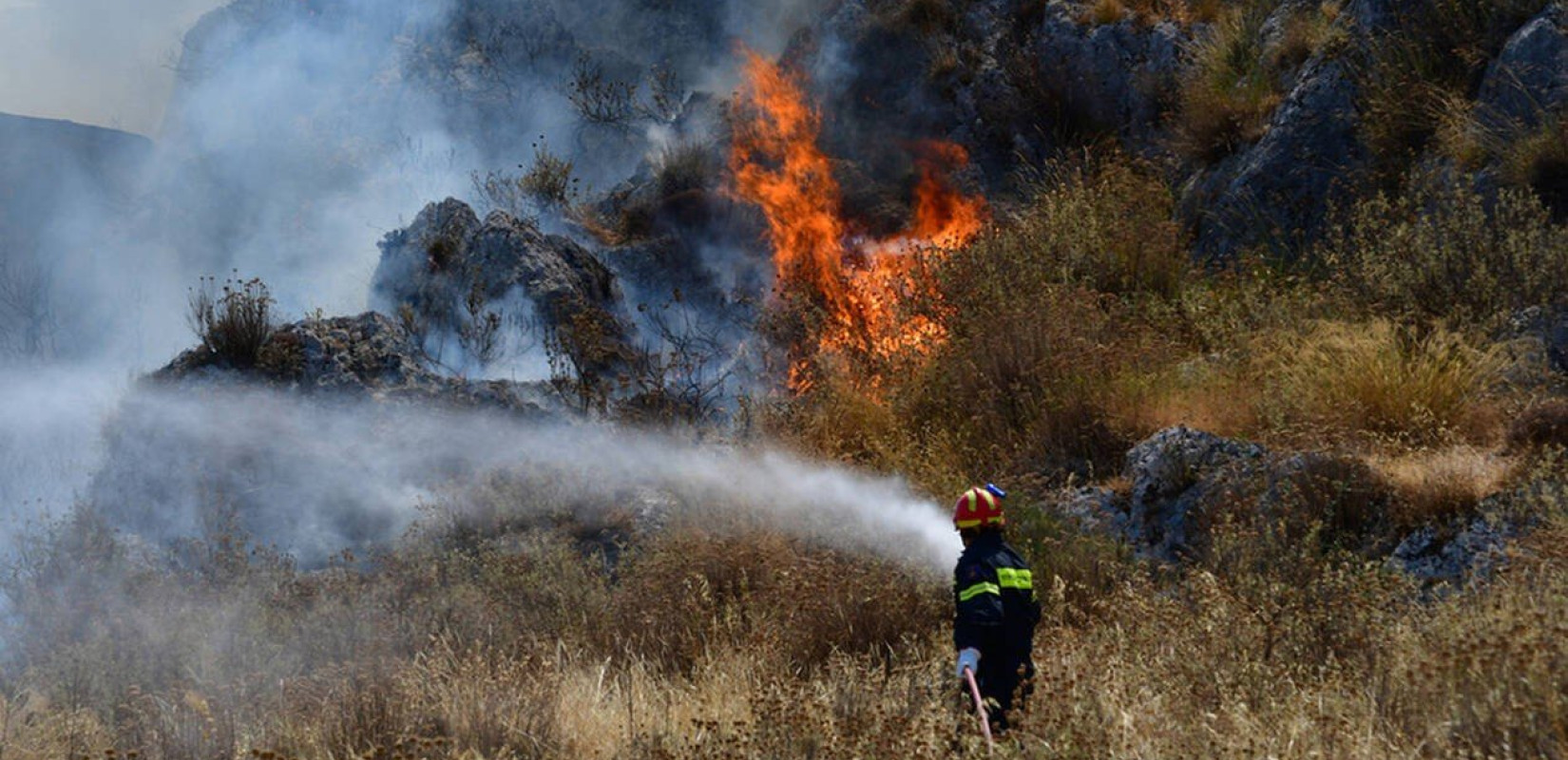 Μεσολόγγι: Σε εξέλιξη η φωτιά στον Αστακό	- Επιχειρούν επίγειες και εναέριες δυνάμεις