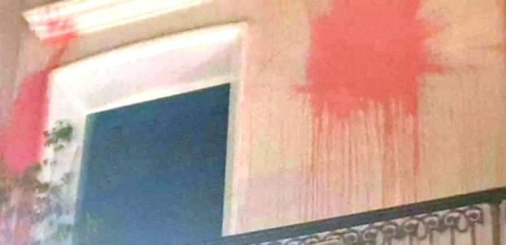 Πάτρα: Άγνωστοι επιτέθηκαν με κόκκινες μπογιές στο κτίριο που στεγάζεται το προξενείο της Γαλλίας