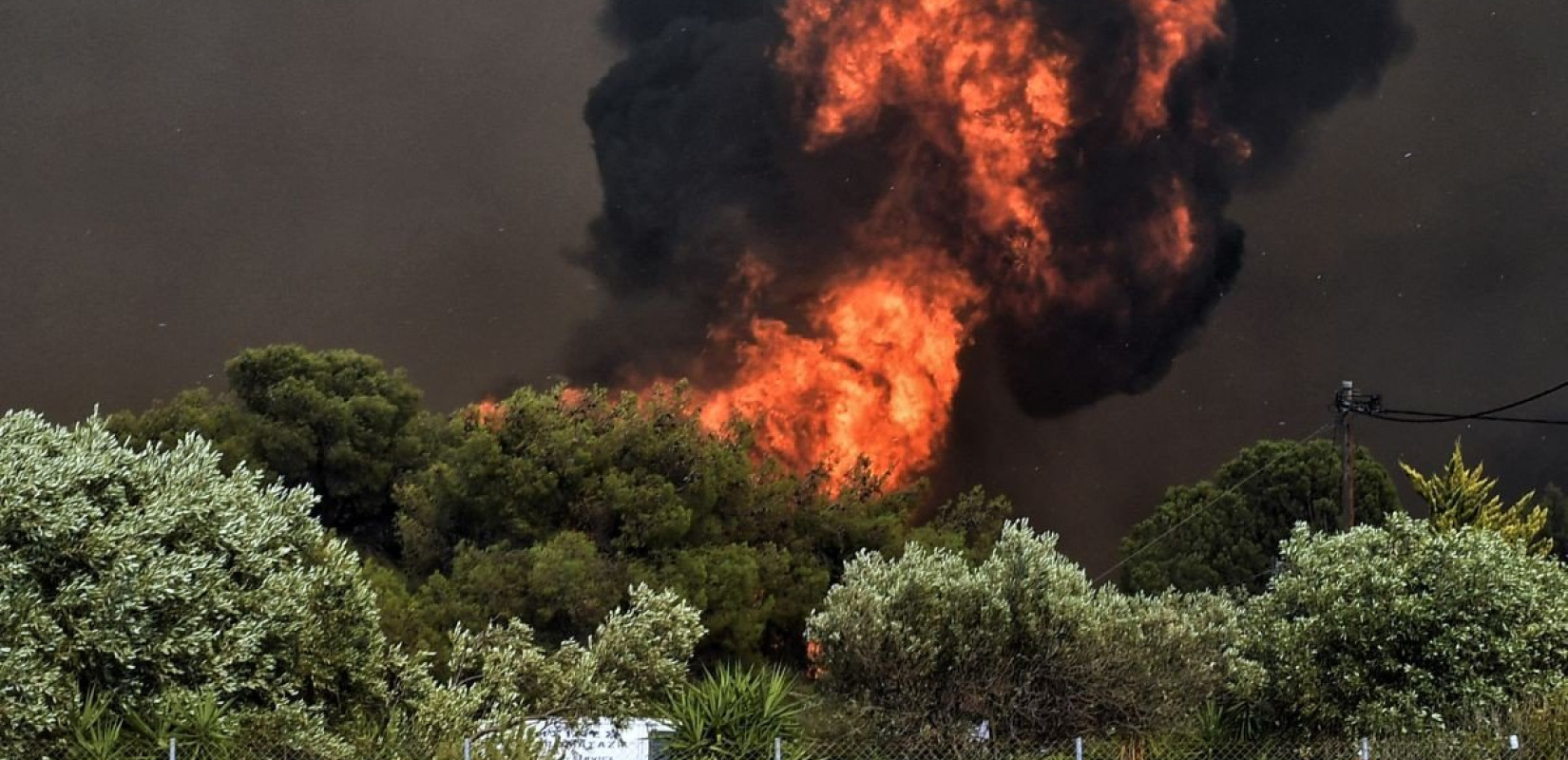 Πύρινος εφιάλτης στο Λουτράκι - Κάηκαν αγροτοδασικές εκτάσεις και περιουσίες (βίντεο & φωτ.)