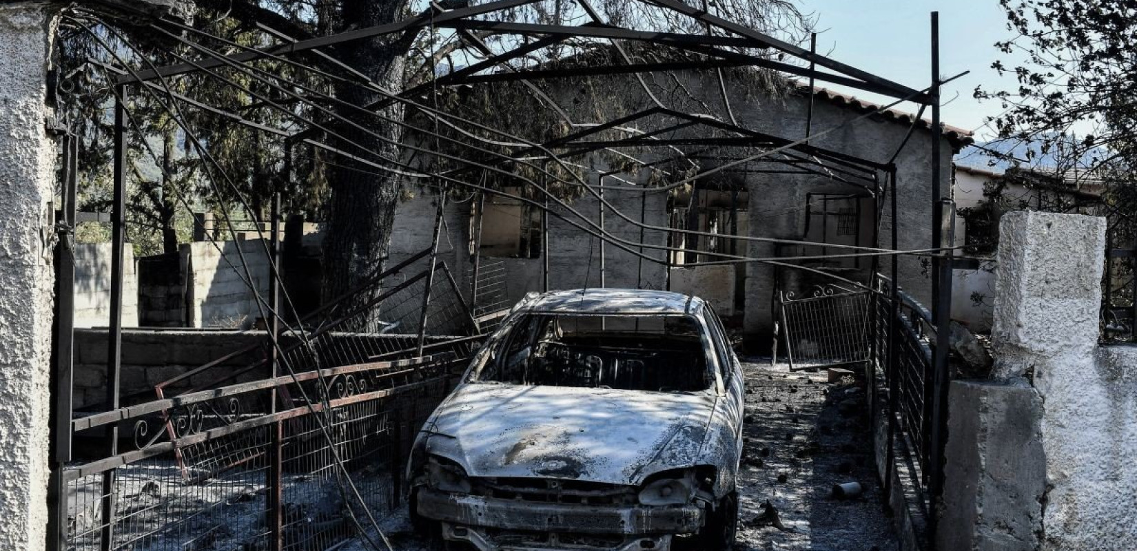 Δυτική Αττική και Λουτράκι: 60 σπίτια κρίθηκαν «κόκκινα» μετά τις πυρκαγιές