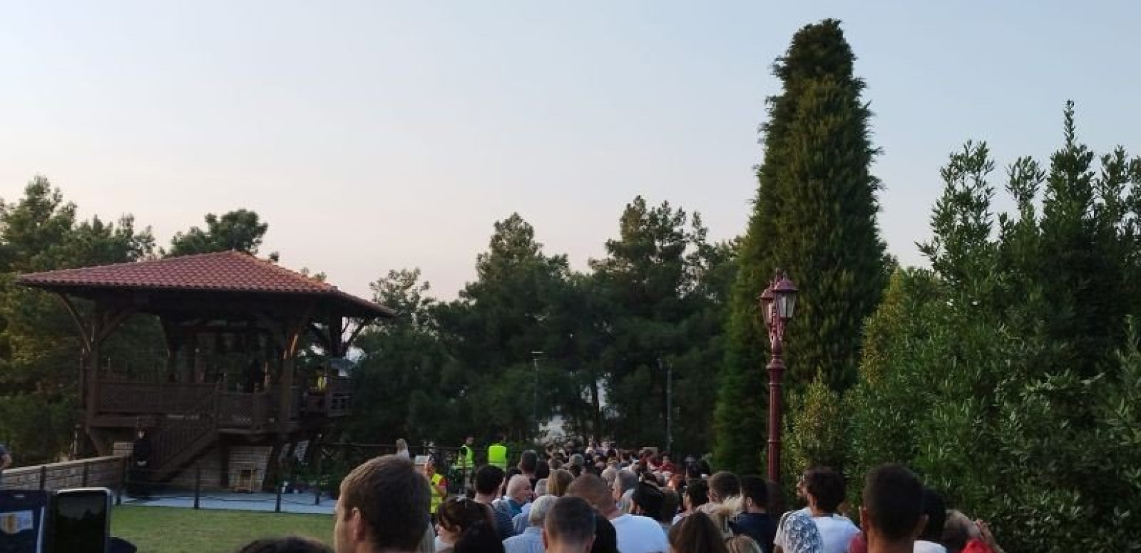 Θεσσαλονίκη: Κοσμοπλημμύρα στη Σουρωτή για τον Άγιο Παΐσιο - Ουρές για να προσκυνήσουν τον τάφο του (φωτ.)