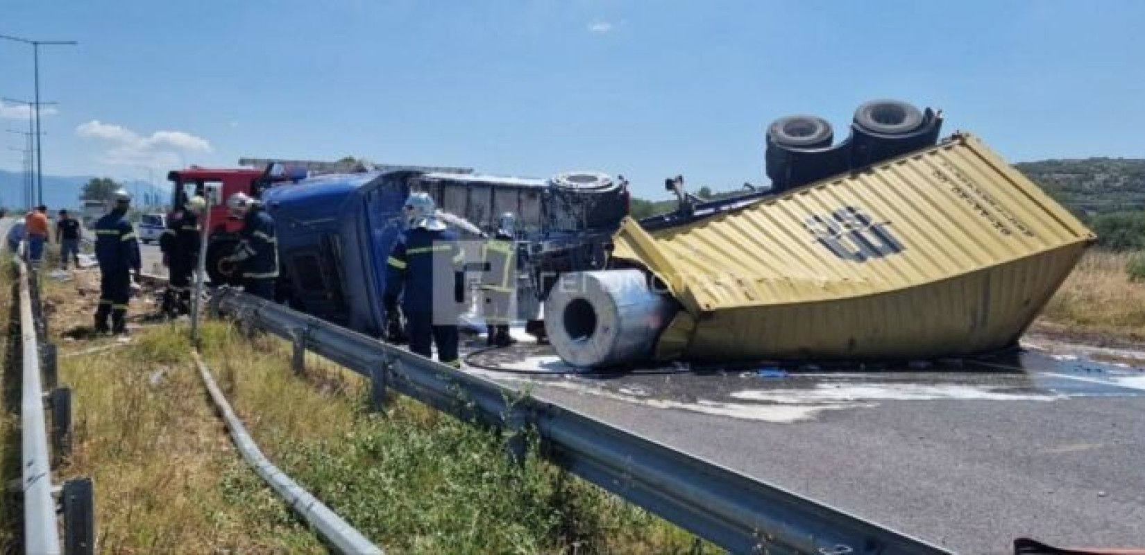 Σοκαριστικές εικόνες: Νταλίκα αναποδογύρισε στον Βόλο (βίντεο)