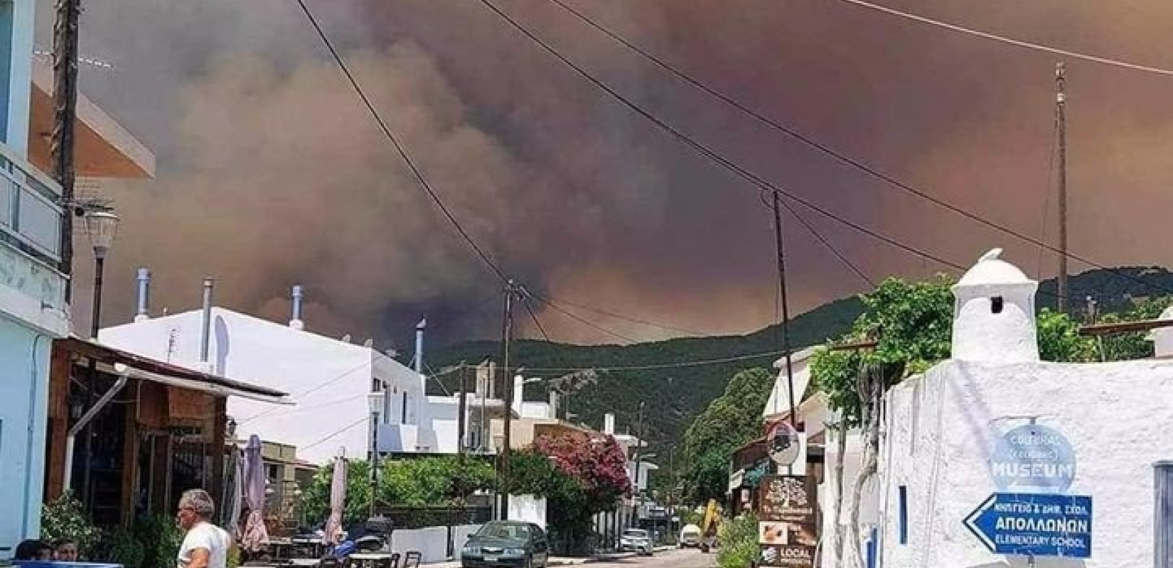 Μαίνεται η πύρινη λαίλαπα στη Ρόδο - Κοντά στο κέντρο οι φλόγες (βίντεο)